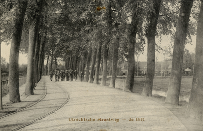 8125 Gezicht op de Biltsestraatweg rond het Fort De Bilt, met een groep soldaten, uit het zuiden; op de achtergrond de ...